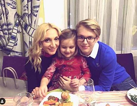 «Чудесные детки»: поклонники пришли в восторг от обнимашек Дени Байсарова с родной сестренкой