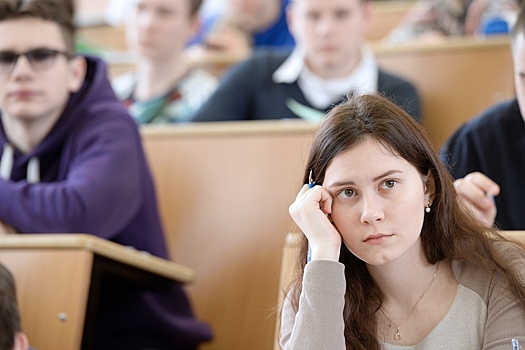 Кабмин утвердил 40 специальностей, по которым ограничат платное обучение