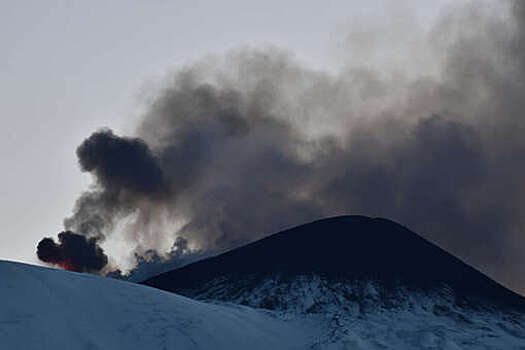 Вулкан Этна на Сицилии выбросил лаву на высоту 400 метров