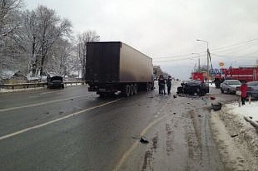 В Прикамье столкнулись фура и легковые авто, есть пострадавшие