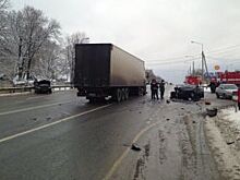 В Прикамье столкнулись фура и легковые авто, есть пострадавшие