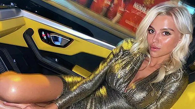 Бывшая Кокорина показала вблизи грудь в бикини