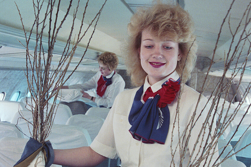 Бортпроводница Елена Иванцова во время погрузки саженцев облепихи, произведенных научно-производственным объединением «Сады Алтая», в грузовой отсек пассажирского авиалайнера, Барнаул, Алтайский край, СССР, 1 июня 1991 года