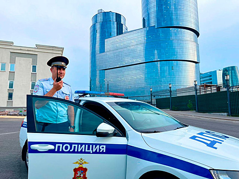 В Лобне сотрудники ГАИ поздравили женщин-водителей с весенним праздником