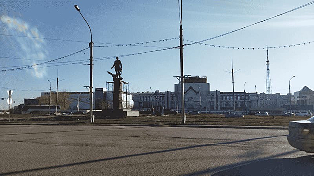 Памятник Александру Покрышкину установили на площади Маркса