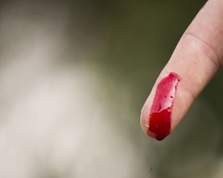 Названа причина забора крови из безымянного пальца