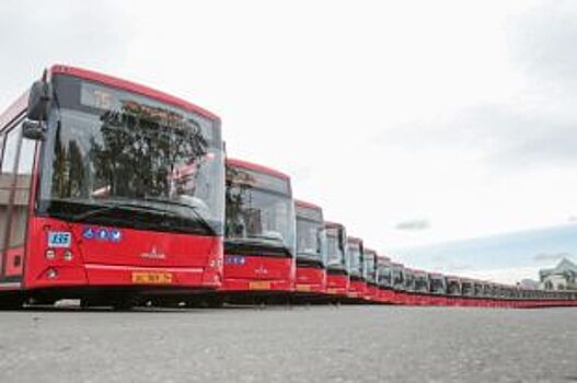 На площади Тысячелетия презентовали 94 новых автобусов