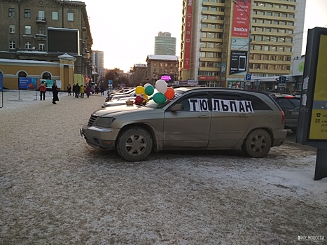 На улицах Новосибирска появились машины с тюльпанами и продавцы мимозы