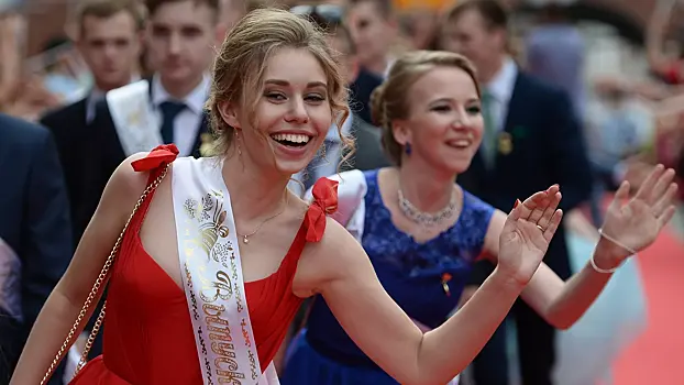Сотни российских школьников остались без выпускных альбомов из-за обмана фотографа