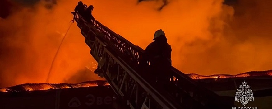 В Улан-Удэ мощный пожар охватил 10000 квадратных метров кровли ТЦ «Гвоздь», жертв нет
