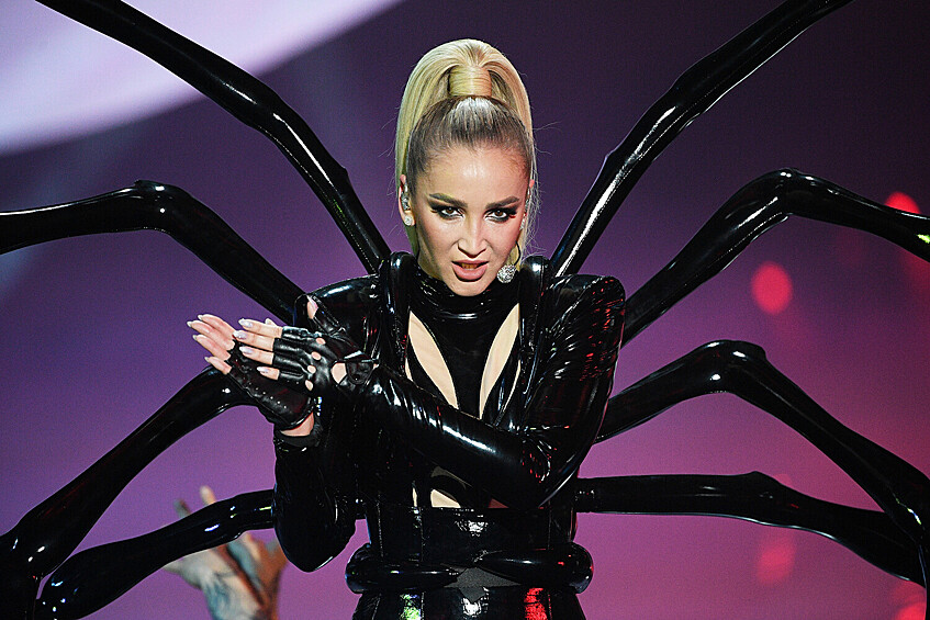 Ольга Бузова во время выступления на концерте «Вот она я!» в «Крокус Сити Холле», 2022 год