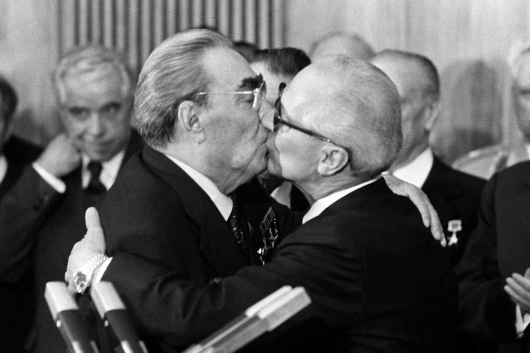 Брежнев целует президента сша