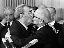 Зачем Брежнев целовал всех в губы