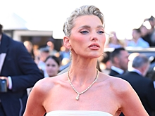 Эльза Хоск прогулялась по Сан-Барте в мини-юбке и топе