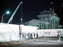 День в истории: патент на неоновую рекламу, разбор Берлинской стены