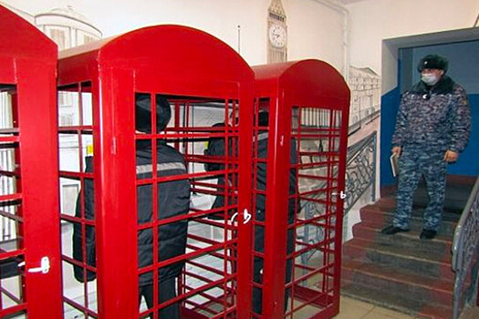 В новосибирской колонии установили лондонские телефонные будки