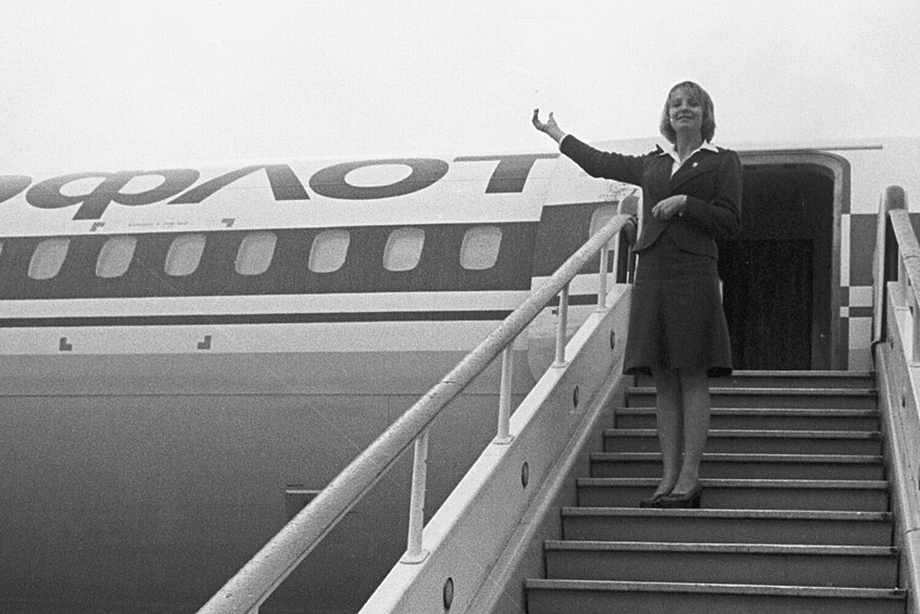 Стюардесса на трапе самолета в аэропорту «Домодедово», СССР, 1 августа 1977 года