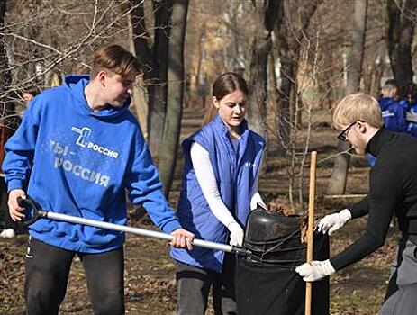 Самарские молодогвардейцы и волонтеры "Единой России" провели субботник в парке "Молодежный"
