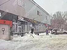 Глыба льда упала на голову девушке в Подмосковье