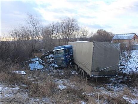 Неподалеку от пос. Черновский фура вылетела с трассы на дачный участок