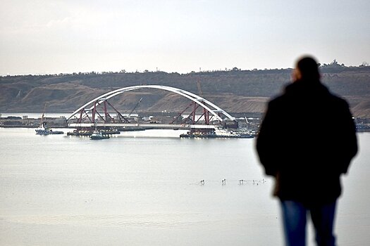 Установлена автодорожная арка Крымского моста