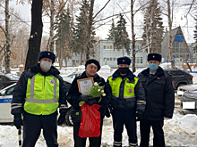 В Самарской области сотрудники региональной Госавтоинспекции в рамках акции «8 Марта – В каждый Дом!» поздравили автолюбительницу с 67-летним стажем вождения