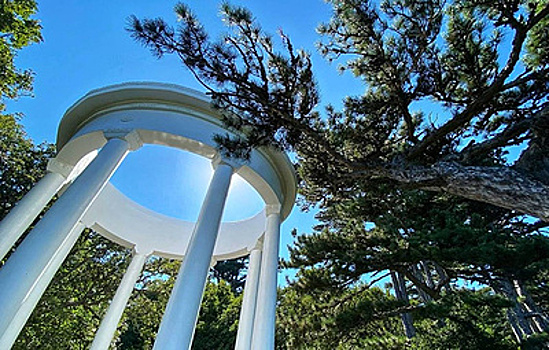 В Крыму на дороге на вершину Ай-Петри открыли серебряную беседку после реконструкции