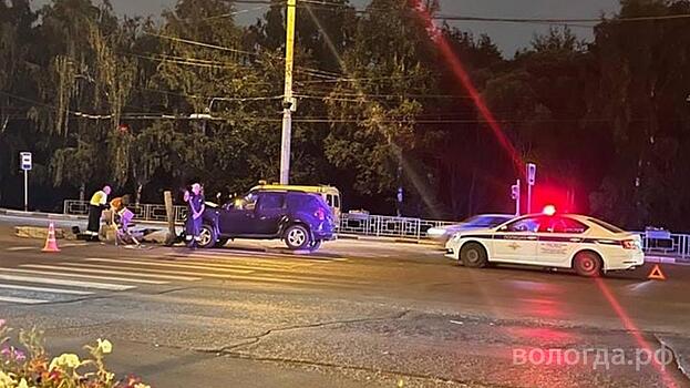 Уставший водитель врезался в светофор в центре Вологды