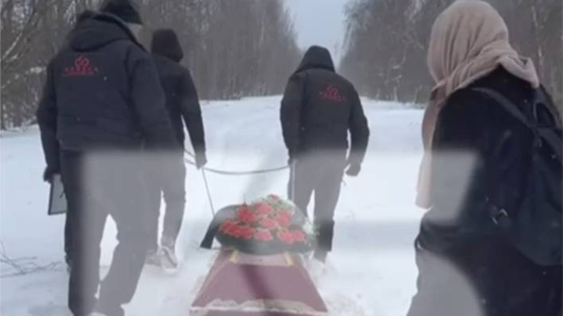 Вынужденных тянуть гроб на санях россиян сняли на видео