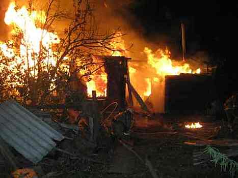Крупный пожар уничтожил блок сараев в Сормове