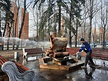 В Зюзине сотрудники Жилищника промывают памятники и фонтаны