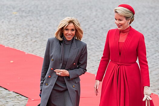 Ставка на красное! Королева Бельгии затмила Брижит Макрон на встрече в Брюсселе
