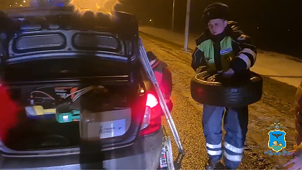 Сотрудники Госавтоинспекции в Ростовской области помогли водителю исправить поломку автомобиля