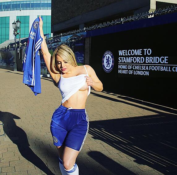 Девушка родилась в Бразилии, но уже около 6 лет живет и работает в Британии. 