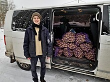 Добровольцы храма Черемушек развезли картофель пожилым прихожанам