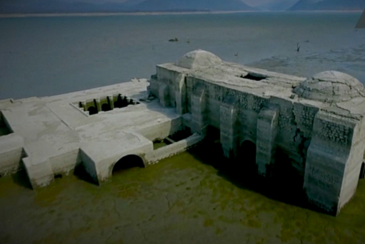 В Мексике из-под воды показался 400-летний храм