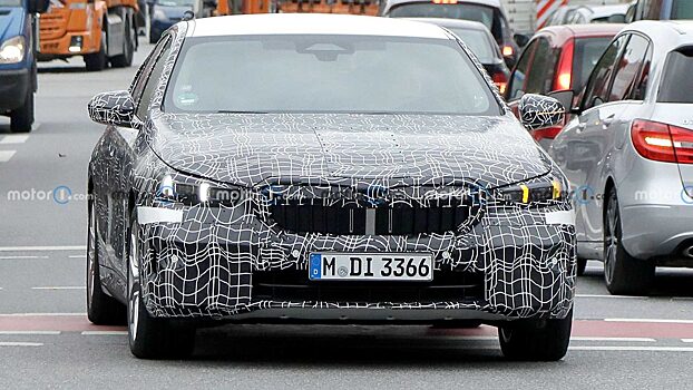 Новый BMW 5-Series замечен на тестах с минимальным камуфляжем
