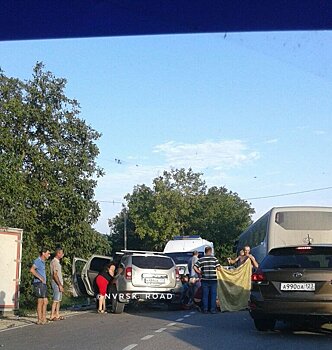 Под Новороссийском в ДТП с грузовиком пострадали женщина и ребенок