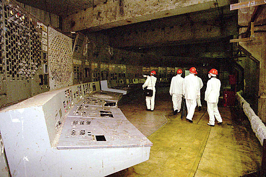 Архивное фото от 14 апреля 1998 года. Работники Чернобыльской АЭС проходят мимо пульта управления разрушенного 4‑го энергоблока станции. 