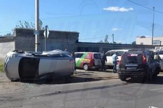 В Приморье в ходе жёсткого ДТП машина завалилась набок.