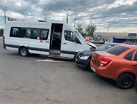 На пр. Кирова в Самаре Datsun врезался в маршруткуСАМАРА. 9 ИЮНЯ. ВОЛГА НЬЮС.