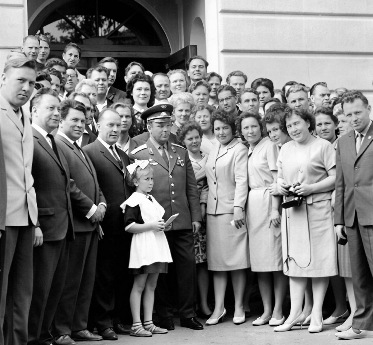 Гагарин у брянской библиотеки в 1966 году