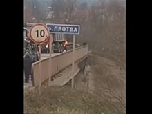 В Калужской области рабочие сбрасывают асфальт в Протву? (видео)