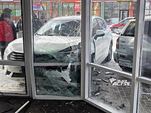 В Новосибирске автомобиль врезался в супермаркет