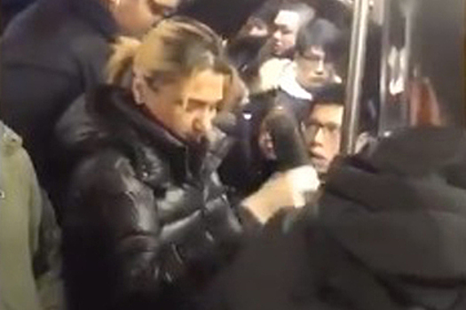 Пассажир своими руками обезвредил драчунью в метро