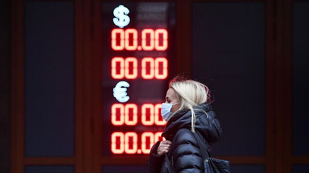 Валютные депозиты россиян сократились на 40%