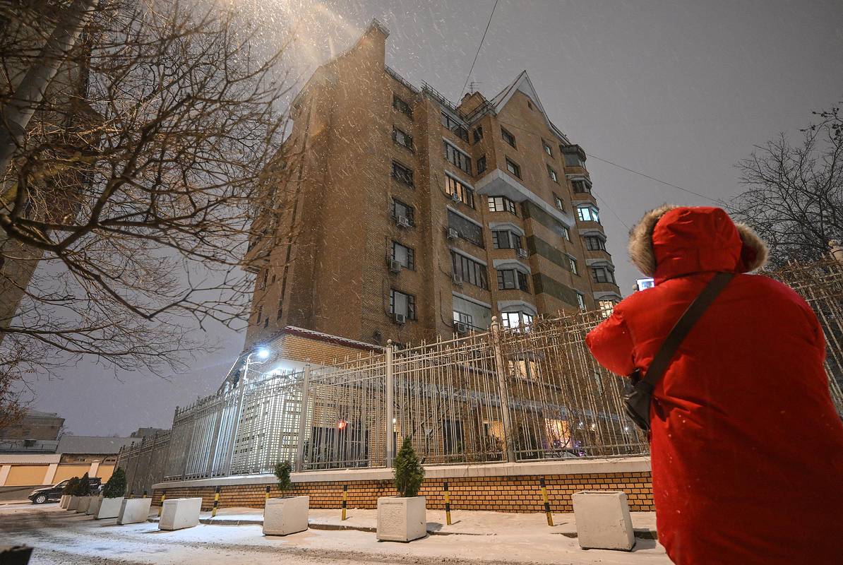 Долина начала вывозить вещи из квартиры