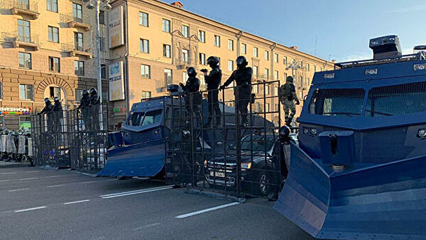 Для разгона протестующих в Минске применили водометы