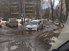 В Дзержинском районе Ярославля машина провалилась в яму