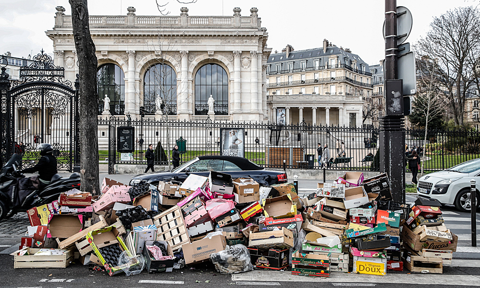 Последствия забастовки мусорщиков на одной из улиц Парижа, 12 марта 2023 года